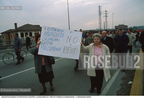 Nome: ..PROTESTA CONTRO LA DISCARICA E I RIFIUTI TOSSICI..Descrizione: ..ECOLOGIA AMBIENTE VERDI MANIFESTAZIONE..Credit: ..Graziano Arici/Rosebud2 .Costo: ....Nazione: ..ITALIA..Città: ..MARGHERA..Data: ..1990....