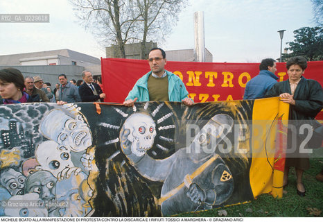 Nome: ..PROTESTA CONTRO LA DISCARICA E I RIFIUTI TOSSICI..Descrizione: ..ECOLOGIA AMBIENTE VERDI MANIFESTAZIONE / MICHELE BOATO TIENE UNO STRISCIONE..Credit: ..Graziano Arici/Rosebud2 .Costo: ....Nazione: ..ITALIA..Città: ..MARGHERA..Data: ..1990....