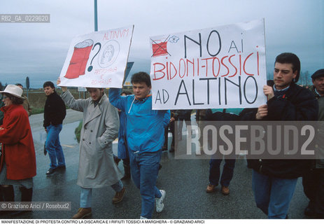 Nome: ..PROTESTA CONTRO LA DISCARICA E I RIFIUTI TOSSICI..Descrizione: ..ECOLOGIA AMBIENTE VERDI MANIFESTAZIONE ..Credit: ..Graziano Arici/Rosebud2 .Costo: ....Nazione: ..ITALIA..Città: ..MARGHERA..Data: ..1990....