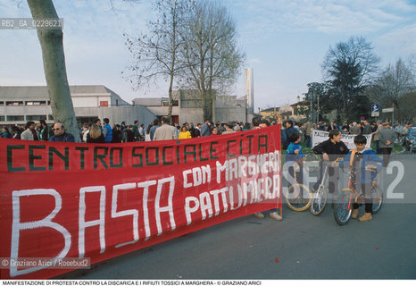 Nome: ..PROTESTA CONTRO LA DISCARICA E I RIFIUTI TOSSICI..Descrizione: ..ECOLOGIA AMBIENTE VERDI MANIFESTAZIONE / STRISCIONE CENTRO SOCIALE CITA..Credit: ..Graziano Arici/Rosebud2 .Costo: ....Nazione: ..ITALIA..Città: ..MARGHERA..Data: ..1990....
