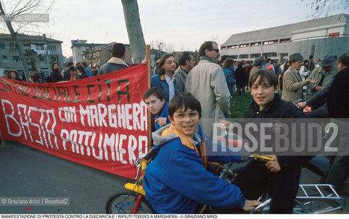 Nome: ..PROTESTA CONTRO LA DISCARICA E I RIFIUTI TOSSICI..Descrizione: ..ECOLOGIA AMBIENTE VERDI MANIFESTAZIONE / STRISCIONE CENTRO SOCIALE CITA..Credit: ..Graziano Arici/Rosebud2 .Costo: ....Nazione: ..ITALIA..Città: ..MARGHERA..Data: ..1990....
