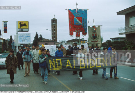 Nome: ..PROTESTA CONTRO LA DISCARICA E I RIFIUTI TOSSICI..Descrizione: ..ECOLOGIA AMBIENTE VERDI MANIFESTAZIONE / STRISCIONI STENDARDI..Credit: ..Graziano Arici/Rosebud2 .Costo: ....Nazione: ..ITALIA..Città: ..MARGHERA..Data: ..1990....