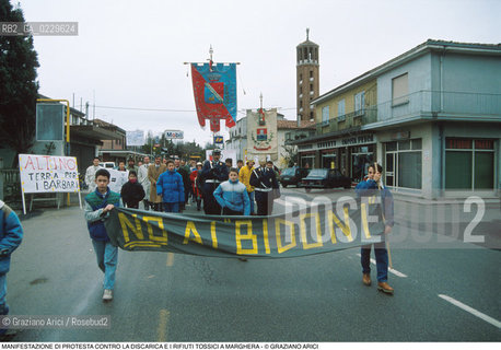 Nome: ..PROTESTA CONTRO LA DISCARICA E I RIFIUTI TOSSICI..Descrizione: ..ECOLOGIA AMBIENTE VERDI MANIFESTAZIONE / STRISCIONI STENDARDI..Credit: ..Graziano Arici/Rosebud2 .Costo: ....Nazione: ..ITALIA..Città: ..MARGHERA..Data: ..1990....
