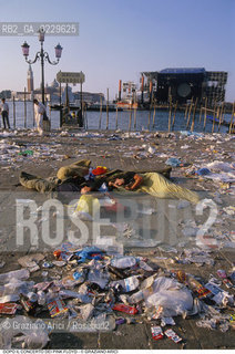 Caption: Localizzazione:..VENEZIA / S. MARCO..Oggetto:..Soggetto:..CONCERTO DEI PINK FLOYD / IL GIORNO DOPO / PIAZZA SAN MARCO / IMMONDIZIE SACCHI A PELO..Cronologia: ..Definizione Culturale:..   Autore: ..   Stile: ..   Editori/Stampatori:..   Committenza:..Materia e Tecnica:..Collocazione:..Note:..TURISMO DEGRADO..Riproduzione Fotografica:..Copyright:..Graziano Arici/Rosebud2 .Data:..16 LUGLIO 1989..Costo:..A