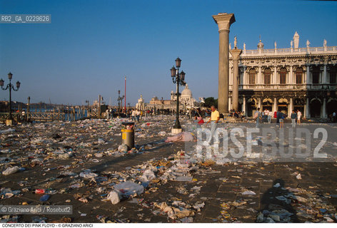 Caption: Localizzazione:..VENEZIA / S. MARCO..Oggetto:..Soggetto:..CONCERTO DEI PINK FLOYD / IL GIORNO DOPO / PIAZZA SAN MARCO / IMMONDIZIE SACCHI A PELO..Cronologia: ..Definizione Culturale:..   Autore: ..   Stile: ..   Editori/Stampatori:..   Committenza:..Materia e Tecnica:..Collocazione:..Note:..TURISMO DEGRADO..Riproduzione Fotografica:..Copyright:..Graziano Arici/Rosebud2 .Data:..16 LUGLIO 1989..Costo:..A