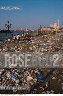 Caption: Localizzazione:..VENEZIA / S. MARCO..Oggetto:..Soggetto:..CONCERTO DEI PINK FLOYD / IL GIORNO DOPO / PIAZZA SAN MARCO / IMMONDIZIE SACCHI A PELO..Cronologia: ..Definizione Culturale:..   Autore: ..   Stile: ..   Editori/Stampatori:..   Committenza:..Materia e Tecnica:..Collocazione:..Note:..TURISMO DEGRADO..Riproduzione Fotografica:..Copyright:..Graziano Arici/Rosebud2 .Data:..16 LUGLIO 1989..Costo:..A