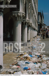 Caption: Localizzazione:..VENEZIA / S. MARCO..Oggetto:..Soggetto:..CONCERTO DEI PINK FLOYD / IL GIORNO DOPO / PIAZZA SAN MARCO / IMMONDIZIE..Cronologia: ..Definizione Culturale:..   Autore: ..   Stile: ..   Editori/Stampatori:..   Committenza:..Materia e Tecnica:..Collocazione:..Note:..TURISMO DEGRADO..Riproduzione Fotografica:..Copyright:..Graziano Arici/Rosebud2 .Data:..16 LUGLIO 1989..Costo:..A