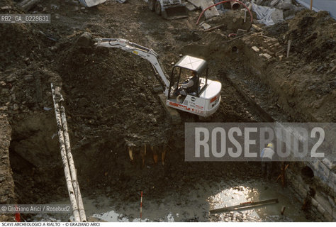 Caption: Caption: Localizzazione:..VENEZIA / S. POLO..Oggetto:..Soggetto:..MERCATO DI RIALTO / Scavi archeologici nell’area del mercato di Rialto. Ritrovamento dell’antica riva..ARCHEOLOGIA..Cronologia:....Definizione Culturale:..   Autore: ..   Stile: ..   Editori/Stampatori:..   Committenza:..Materia e Tecnica:..Collocazione:..Note:..CALLI CAMPI E PONTI..Riproduzione Fotografica:..Copyright:..Graziano Arici/Rosebud2 .Data:..2000..Costo:..A