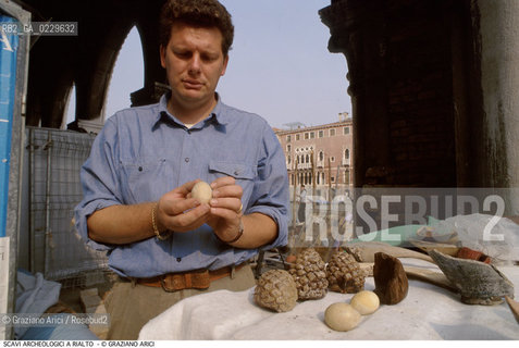 Caption: Caption: Localizzazione:..VENEZIA / S. POLO..Oggetto:..Soggetto:..MERCATO DI RIALTO /Materiale archeologico rinvenuto durante i recenti scavi nell’area del mercato di Rialto. Le indagini hanno messo in luce due diverse rive, datate rispettivamente al 1398 e al 1459...ARCHEOLOGIA..Cronologia:....Definizione Culturale:..   Autore: ..   Stile: ..   Editori/Stampatori:..   Committenza:..Materia e Tecnica:..Collocazione:..Note:..CALLI CAMPI E PONTI..Riproduzione Fotografica:..Copyright:..Graziano Arici/Rosebud2 .Data:..2000..Costo:..A