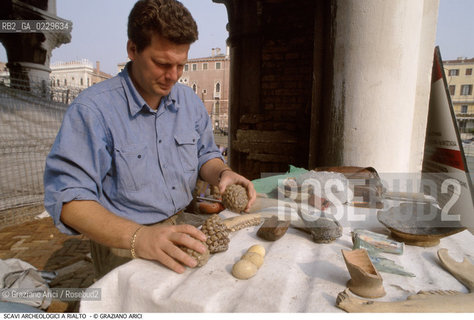 Caption: Caption: Localizzazione:..VENEZIA / S. POLO..Oggetto:..Soggetto:..MERCATO DI RIALTO /Materiale archeologico rinvenuto durante i recenti scavi nell’area del mercato di Rialto. Le indagini hanno messo in luce due diverse rive, datate rispettivamente al 1398 e al 1459...ARCHEOLOGIA..Cronologia:....Definizione Culturale:..   Autore: ..   Stile: ..   Editori/Stampatori:..   Committenza:..Materia e Tecnica:..Collocazione:..Note:..CALLI CAMPI E PONTI..Riproduzione Fotografica:..Copyright:..Graziano Arici/Rosebud2 .Data:..2000..Costo:..A