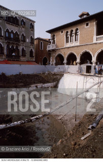 Caption: Caption: Localizzazione:..VENEZIA / S. POLO..Oggetto:..Soggetto:..MERCATO DI RIALTO / Scavi archeologici nell’area del mercato di Rialto. Ritrovamento dell’antica riva..ARCHEOLOGIA..Cronologia:....Definizione Culturale:..   Autore: ..   Stile: ..   Editori/Stampatori:..   Committenza:..Materia e Tecnica:..Collocazione:..Note:..CALLI CAMPI E PONTI..Riproduzione Fotografica:..Copyright:..Graziano Arici/Rosebud2 .Data:..2000..Costo:..A