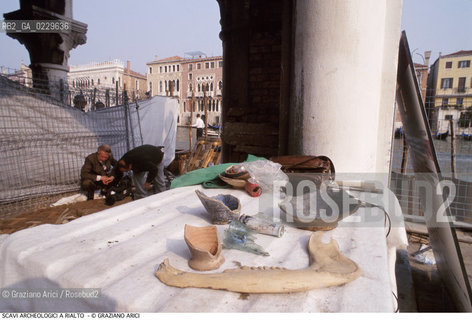 Caption: Caption: Localizzazione:..VENEZIA / S. POLO..Oggetto:..Soggetto:..MERCATO DI RIALTO /Materiale archeologico rinvenuto durante i recenti scavi nell’area del mercato di Rialto. Le indagini hanno messo in luce due diverse rive, datate rispettivamente al 1398 e al 1459...ARCHEOLOGIA..Cronologia:....Definizione Culturale:..   Autore: ..   Stile: ..   Editori/Stampatori:..   Committenza:..Materia e Tecnica:..Collocazione:..Note:..CALLI CAMPI E PONTI..Riproduzione Fotografica:..Copyright:..Graziano Arici/Rosebud2 .Data:..2000..Costo:..A