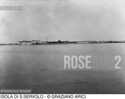 Caption: Nome:..VEDUTA PROSPETTICA DELLISOLA DI SAN SERVOLO....Localizzazione:..VENEZIA / ISOLA DI SAN SERVOLO / LAGUNA SUD..VENICE / THE ISLE OF SAN SERVOLO  / THE SOUTH LAGOON..Soggetto:..VEDUTA PROSPETTICA DELLISOLA DI SAN SERVOLO / FOTOGRAFIA..PERSPECTIVE VIEW OF THE ISLE OF SAN SERVOLO / PHOTOGRAPH..Cronologia:..SECOLO XX INIZIO / 190-?..XXth CENTURY / 190-?..Autore:......Stile:......Editori Stampatori:......Committenza:......Materia e Tecnica:......Collocazione:......Note:..DAL 1734 DIVENNE RICOVERO PER MALATTIE MENTALI FINO AL 1979 / DAL1982 OSPITA LA SCUOLA EUROPEA DI ONCOLOGIA E IL CENTRO EUROPEO PER RESTAURATORI / DAL 1996 E SEDE DELLA VENICE INTERNATIONAL UNIVERSITY / RIUSO..FROM 1734 TO 1979 IT WAS USED AS A MENTAL HOSPITAL / IN 1982  IT BECAME THE SEAT OF EUROPEAN SCHOOL OF ONCOLOGY  AND  OF THE EUROPEAN  CENTRE FOR RESTORERS / IN 1996 IT BECAME THE SEAT OF THE VENICE INTERNATIONAL UNIVERSITY /  RE-USE..Riproduzione Fotografica:..O. BERTANI....Copyright:..FONDAZIONE SAN SERVOLO-IRSEC/....Data:..190?....Costo:..A....Key:..ISOLE ABBANDONATE..UNINHABITED ISLANDS