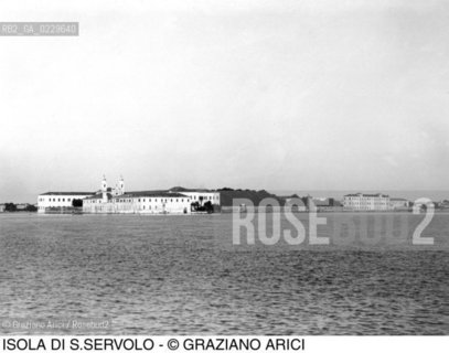 Caption: Nome:..VEDUTA PROSPETTICA DELLISOLA DI SAN SERVOLO....Localizzazione:..VENEZIA / ISOLA DI SAN SERVOLO / LAGUNA SUD..VENICE / THE ISLE OF SAN SERVOLO  / THE SOUTH LAGOON..Soggetto:..VEDUTA PROSPETTICA DELLISOLA DI SAN SERVOLO / FOTOGRAFIA..PERSPECTIVE VIEW OF THE ISLE OF SAN SERVOLO / PHOTOGRAPH..Cronologia:..SECOLO XX INIZIO / 190-?..XXth CENTURY / 190-?..Autore:......Stile:......Editori Stampatori:......Committenza:......Materia e Tecnica:......Collocazione:......Note:..DAL 1734 DIVENNE RICOVERO PER MALATTIE MENTALI FINO AL 1979 / DAL1982 OSPITA LA SCUOLA EUROPEA DI ONCOLOGIA E IL CENTRO EUROPEO PER RESTAURATORI / DAL 1996 E SEDE DELLA VENICE INTERNATIONAL UNIVERSITY / RIUSO..FROM 1734 TO 1979 IT WAS USED AS A MENTAL HOSPITAL / IN 1982  IT BECAME THE SEAT OF EUROPEAN SCHOOL OF ONCOLOGY  AND  OF THE EUROPEAN  CENTRE FOR RESTORERS / IN 1996 IT BECAME THE SEAT OF THE VENICE INTERNATIONAL UNIVERSITY /  RE-USE..Riproduzione Fotografica:..O. BERTANI....Copyright:..FONDAZIONE SAN SERVOLO-IRSEC/....Data:..195?....Costo:..A....Key:..ISOLE ABBANDONATE..UNINHABITED ISLANDS