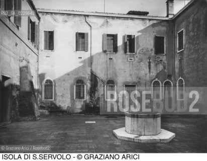 Caption: Nome:..MANICOMIO DI SAN SERVOLO: EDIFICI ....Localizzazione:..VENEZIA / ISOLA DI SAN SERVOLO / LAGUNA SUD..VENICE / THE ISLE OF SAN SERVOLO  / THE SOUTH LAGOON..Soggetto:..MANICOMIO DI SAN SERVOLO ..Cronologia:..SECOLO XX INIZIO / 197?..XXth CENTURY / 197?..Autore:......Stile:......Editori Stampatori:......Committenza:......Materia e Tecnica:......Collocazione:......Note:..DAL 1734 DIVENNE RICOVERO PER MALATTIE MENTALI FINO AL 1979 / DAL1982 OSPITA LA SCUOLA EUROPEA DI ONCOLOGIA E IL CENTRO EUROPEO PER RESTAURATORI / DAL 1996 E SEDE DELLA VENICE INTERNATIONAL UNIVERSITY / RIUSO..FROM 1734 TO 1979 IT WAS USED AS A MENTAL HOSPITAL / IN 1982  IT BECAME THE SEAT OF EUROPEAN SCHOOL OF ONCOLOGY  AND  OF THE EUROPEAN  CENTRE FOR RESTORERS / IN 1996 IT BECAME THE SEAT OF THE VENICE INTERNATIONAL UNIVERSITY /  RE-USE..Riproduzione Fotografica:..O. BERTANI....Copyright:..FONDAZIONE SAN SERVOLO-IRSEC/....Data:..197?....Costo:..A....Key:..ISOLE ABBANDONATE..UNINHABITED ISLANDS