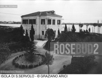 Caption: Nome:..MANICOMIO DI SAN SERVOLO: EDIFICI ....Localizzazione:..VENEZIA / ISOLA DI SAN SERVOLO / LAGUNA SUD..VENICE / THE ISLE OF SAN SERVOLO  / THE SOUTH LAGOON..Soggetto:..MANICOMIO DI SAN SERVOLO..Cronologia:..SECOLO XX INIZIO / 194?..XXth CENTURY / 194?..Autore:......Stile:......Editori Stampatori:......Committenza:......Materia e Tecnica:......Collocazione:......Note:..DAL 1734 DIVENNE RICOVERO PER MALATTIE MENTALI FINO AL 1979 / DAL1982 OSPITA LA SCUOLA EUROPEA DI ONCOLOGIA E IL CENTRO EUROPEO PER RESTAURATORI / DAL 1996 E SEDE DELLA VENICE INTERNATIONAL UNIVERSITY / RIUSO..FROM 1734 TO 1979 IT WAS USED AS A MENTAL HOSPITAL / IN 1982  IT BECAME THE SEAT OF EUROPEAN SCHOOL OF ONCOLOGY  AND  OF THE EUROPEAN  CENTRE FOR RESTORERS / IN 1996 IT BECAME THE SEAT OF THE VENICE INTERNATIONAL UNIVERSITY /  RE-USE..Riproduzione Fotografica:..O. BERTANI....Copyright:..FONDAZIONE SAN SERVOLO-IRSEC/....Data:..194?....Costo:..A....Key:..ISOLE ABBANDONATE..UNINHABITED ISLANDS
