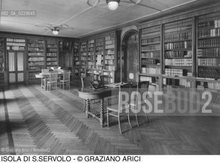 Caption: Nome:..MANICOMIO DI SAN SERVOLO: BIBLIOTECA..Localizzazione:..VENEZIA / ISOLA DI SAN SERVOLO / LAGUNA SUD..VENICE / THE ISLE OF SAN SERVOLO  / THE SOUTH LAGOON..Soggetto:..MANICOMIO DI SAN SERVOLO / FOTOGRAFIA..MENTAL HOSPITAL /  PHOTOGRAPH..Cronologia:..SECOLO XX INIZIO / 194?..XXth CENTURY / 194?..Autore:......Stile:......Editori Stampatori:......Committenza:......Materia e Tecnica:......Collocazione:......Note:..DAL 1734 DIVENNE RICOVERO PER MALATTIE MENTALI FINO AL 1979 / DAL1982 OSPITA LA SCUOLA EUROPEA DI ONCOLOGIA E IL CENTRO EUROPEO PER RESTAURATORI / DAL 1996 E SEDE DELLA VENICE INTERNATIONAL UNIVERSITY / RIUSO..FROM 1734 TO 1979 IT WAS USED AS A MENTAL HOSPITAL / IN 1982  IT BECAME THE SEAT OF EUROPEAN SCHOOL OF ONCOLOGY  AND  OF THE EUROPEAN  CENTRE FOR RESTORERS / IN 1996 IT BECAME THE SEAT OF THE VENICE INTERNATIONAL UNIVERSITY /  RE-USE..Riproduzione Fotografica:..O. BERTANI....Copyright:..FONDAZIONE SAN SERVOLO-IRSEC/....Data:..194?....Costo:..A....Key:..ISOLE ABBANDONATE..UNINHABITED ISLANDS