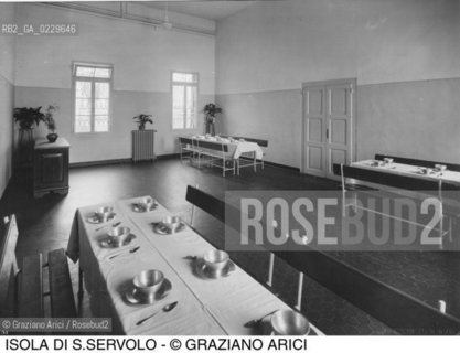 Caption: Nome:..MANICOMIO DI SAN SERVOLO: MENSA....Localizzazione:..VENEZIA / ISOLA DI SAN SERVOLO / LAGUNA SUD..VENICE / THE ISLE OF SAN SERVOLO  / THE SOUTH LAGOON..Soggetto:..MANICOMIO DI SAN SERVOLO ..Cronologia:..SECOLO XX INIZIO / 193?..XXth CENTURY / 193?..Autore:......Stile:......Editori Stampatori:......Committenza:......Materia e Tecnica:......Collocazione:......Note:..DAL 1734 DIVENNE RICOVERO PER MALATTIE MENTALI FINO AL 1979 / DAL1982 OSPITA LA SCUOLA EUROPEA DI ONCOLOGIA E IL CENTRO EUROPEO PER RESTAURATORI / DAL 1996 E SEDE DELLA VENICE INTERNATIONAL UNIVERSITY / RIUSO..FROM 1734 TO 1979 IT WAS USED AS A MENTAL HOSPITAL / IN 1982  IT BECAME THE SEAT OF EUROPEAN SCHOOL OF ONCOLOGY  AND  OF THE EUROPEAN  CENTRE FOR RESTORERS / IN 1996 IT BECAME THE SEAT OF THE VENICE INTERNATIONAL UNIVERSITY /  RE-USE..Riproduzione Fotografica:..O. BERTANI....Copyright:..FONDAZIONE SAN SERVOLO-IRSEC/....Data:..193?....Costo:..A....Key:..ISOLE ABBANDONATE..UNINHABITED ISLANDS