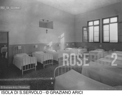 Caption: Nome:..MANICOMIO DI SAN SERVOLO: DORMITORI ....Localizzazione:..VENEZIA / ISOLA DI SAN SERVOLO / LAGUNA SUD..VENICE / THE ISLE OF SAN SERVOLO  / THE SOUTH LAGOON..Soggetto:..MANICOMIO DI SAN SERVOLO ..Cronologia:..SECOLO XX INIZIO / 193?..XXth CENTURY / 193?..Autore:......Stile:......Editori Stampatori:......Committenza:......Materia e Tecnica:......Collocazione:......Note:..DAL 1734 DIVENNE RICOVERO PER MALATTIE MENTALI FINO AL 1979 / DAL1982 OSPITA LA SCUOLA EUROPEA DI ONCOLOGIA E IL CENTRO EUROPEO PER RESTAURATORI / DAL 1996 E SEDE DELLA VENICE INTERNATIONAL UNIVERSITY / RIUSO..FROM 1734 TO 1979 IT WAS USED AS A MENTAL HOSPITAL / IN 1982  IT BECAME THE SEAT OF EUROPEAN SCHOOL OF ONCOLOGY  AND  OF THE EUROPEAN  CENTRE FOR RESTORERS / IN 1996 IT BECAME THE SEAT OF THE VENICE INTERNATIONAL UNIVERSITY /  RE-USE..Riproduzione Fotografica:..O. BERTANI....Copyright:..FONDAZIONE SAN SERVOLO-IRSEC/....Data:..193?....Costo:..A....Key:..ISOLE ABBANDONATE..UNINHABITED ISLANDS