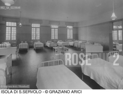Caption: Nome:..MANICOMIO DI SAN SERVOLO: DORMITORI ....Localizzazione:..VENEZIA / ISOLA DI SAN SERVOLO / LAGUNA SUD..VENICE / THE ISLE OF SAN SERVOLO  / THE SOUTH LAGOON..Soggetto:..MANICOMIO DI SAN SERVOLO ..Cronologia:..SECOLO XX INIZIO / 193?..XXth CENTURY / 193?..Autore:......Stile:......Editori Stampatori:......Committenza:......Materia e Tecnica:......Collocazione:......Note:..DAL 1734 DIVENNE RICOVERO PER MALATTIE MENTALI FINO AL 1979 / DAL1982 OSPITA LA SCUOLA EUROPEA DI ONCOLOGIA E IL CENTRO EUROPEO PER RESTAURATORI / DAL 1996 E SEDE DELLA VENICE INTERNATIONAL UNIVERSITY / RIUSO..FROM 1734 TO 1979 IT WAS USED AS A MENTAL HOSPITAL / IN 1982  IT BECAME THE SEAT OF EUROPEAN SCHOOL OF ONCOLOGY  AND  OF THE EUROPEAN  CENTRE FOR RESTORERS / IN 1996 IT BECAME THE SEAT OF THE VENICE INTERNATIONAL UNIVERSITY /  RE-USE..Riproduzione Fotografica:..O. BERTANI....Copyright:..FONDAZIONE SAN SERVOLO-IRSEC/....Data:..193?....Costo:..A....Key:..ISOLE ABBANDONATE..UNINHABITED ISLANDS