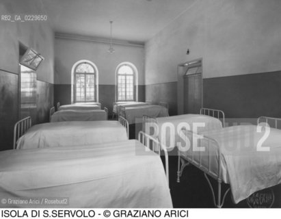 Caption: Nome:..MANICOMIO DI SAN SERVOLO: DORMITORI ....Localizzazione:..VENEZIA / ISOLA DI SAN SERVOLO / LAGUNA SUD..VENICE / THE ISLE OF SAN SERVOLO  / THE SOUTH LAGOON..Soggetto:..MANICOMIO DI SAN SERVOLO ..Cronologia:..SECOLO XX INIZIO / 193?..XXth CENTURY / 193?..Autore:......Stile:......Editori Stampatori:......Committenza:......Materia e Tecnica:......Collocazione:......Note:..DAL 1734 DIVENNE RICOVERO PER MALATTIE MENTALI FINO AL 1979 / DAL1982 OSPITA LA SCUOLA EUROPEA DI ONCOLOGIA E IL CENTRO EUROPEO PER RESTAURATORI / DAL 1996 E SEDE DELLA VENICE INTERNATIONAL UNIVERSITY / RIUSO..FROM 1734 TO 1979 IT WAS USED AS A MENTAL HOSPITAL / IN 1982  IT BECAME THE SEAT OF EUROPEAN SCHOOL OF ONCOLOGY  AND  OF THE EUROPEAN  CENTRE FOR RESTORERS / IN 1996 IT BECAME THE SEAT OF THE VENICE INTERNATIONAL UNIVERSITY /  RE-USE..Riproduzione Fotografica:..O. BERTANI....Copyright:..FONDAZIONE SAN SERVOLO-IRSEC/....Data:..193?....Costo:..A....Key:..ISOLE ABBANDONATE..UNINHABITED ISLANDS