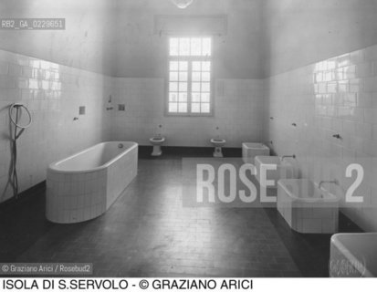 Caption: Nome:..MANICOMIO DI SAN SERVOLO: BAGNI....Localizzazione:..VENEZIA / ISOLA DI SAN SERVOLO / LAGUNA SUD..VENICE / THE ISLE OF SAN SERVOLO  / THE SOUTH LAGOON..Soggetto:..MANICOMIO DI SAN SERVOLO ..Cronologia:..SECOLO XX INIZIO / 193?..XXth CENTURY / 193?..Autore:......Stile:......Editori Stampatori:......Committenza:......Materia e Tecnica:......Collocazione:......Note:..DAL 1734 DIVENNE RICOVERO PER MALATTIE MENTALI FINO AL 1979 / DAL1982 OSPITA LA SCUOLA EUROPEA DI ONCOLOGIA E IL CENTRO EUROPEO PER RESTAURATORI / DAL 1996 E SEDE DELLA VENICE INTERNATIONAL UNIVERSITY / RIUSO..FROM 1734 TO 1979 IT WAS USED AS A MENTAL HOSPITAL / IN 1982  IT BECAME THE SEAT OF EUROPEAN SCHOOL OF ONCOLOGY  AND  OF THE EUROPEAN  CENTRE FOR RESTORERS / IN 1996 IT BECAME THE SEAT OF THE VENICE INTERNATIONAL UNIVERSITY /  RE-USE..Riproduzione Fotografica:..O. BERTANI....Copyright:..FONDAZIONE SAN SERVOLO-IRSEC/....Data:..193?....Costo:..A....Key:..ISOLE ABBANDONATE..UNINHABITED ISLANDS