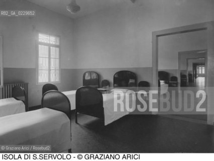 Caption: Nome:..MANICOMIO DI SAN SERVOLO: DORMITORI ....Localizzazione:..VENEZIA / ISOLA DI SAN SERVOLO / LAGUNA SUD..VENICE / THE ISLE OF SAN SERVOLO  / THE SOUTH LAGOON..Soggetto:..MANICOMIO DI SAN SERVOLO ..Cronologia:..SECOLO XX INIZIO / 193?..XXth CENTURY / 193?..Autore:......Stile:......Editori Stampatori:......Committenza:......Materia e Tecnica:......Collocazione:......Note:..DAL 1734 DIVENNE RICOVERO PER MALATTIE MENTALI FINO AL 1979 / DAL1982 OSPITA LA SCUOLA EUROPEA DI ONCOLOGIA E IL CENTRO EUROPEO PER RESTAURATORI / DAL 1996 E SEDE DELLA VENICE INTERNATIONAL UNIVERSITY / RIUSO..FROM 1734 TO 1979 IT WAS USED AS A MENTAL HOSPITAL / IN 1982  IT BECAME THE SEAT OF EUROPEAN SCHOOL OF ONCOLOGY  AND  OF THE EUROPEAN  CENTRE FOR RESTORERS / IN 1996 IT BECAME THE SEAT OF THE VENICE INTERNATIONAL UNIVERSITY /  RE-USE..Riproduzione Fotografica:..O. BERTANI....Copyright:..FONDAZIONE SAN SERVOLO-IRSEC/....Data:..193?....Costo:..A....Key:..ISOLE ABBANDONATE..UNINHABITED ISLANDS
