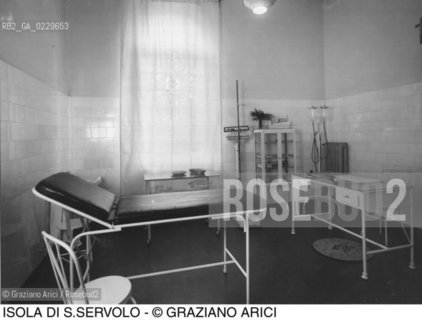 Caption: Nome:..MANICOMIO DI SAN SERVOLO: INFERMERIA....Localizzazione:..VENEZIA / ISOLA DI SAN SERVOLO / LAGUNA SUD..VENICE / THE ISLE OF SAN SERVOLO  / THE SOUTH LAGOON..Soggetto:..MANICOMIO DI SAN SERVOLO ..Cronologia:..SECOLO XX INIZIO / 193?..XXth CENTURY / 193?..Autore:......Stile:......Editori Stampatori:......Committenza:......Materia e Tecnica:......Collocazione:......Note:..DAL 1734 DIVENNE RICOVERO PER MALATTIE MENTALI FINO AL 1979 / DAL1982 OSPITA LA SCUOLA EUROPEA DI ONCOLOGIA E IL CENTRO EUROPEO PER RESTAURATORI / DAL 1996 E SEDE DELLA VENICE INTERNATIONAL UNIVERSITY / RIUSO..FROM 1734 TO 1979 IT WAS USED AS A MENTAL HOSPITAL / IN 1982  IT BECAME THE SEAT OF EUROPEAN SCHOOL OF ONCOLOGY  AND  OF THE EUROPEAN  CENTRE FOR RESTORERS / IN 1996 IT BECAME THE SEAT OF THE VENICE INTERNATIONAL UNIVERSITY /  RE-USE..Riproduzione Fotografica:..O. BERTANI....Copyright:..FONDAZIONE SAN SERVOLO-IRSEC/....Data:..193?....Costo:..A....Key:..ISOLE ABBANDONATE..UNINHABITED ISLANDS