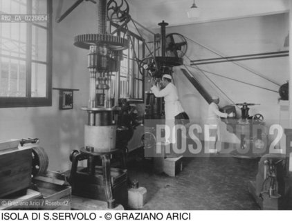 Caption: Nome:..MANICOMIO DI SAN SERVOLO: LABORATORI ....Localizzazione:..VENEZIA / ISOLA DI SAN SERVOLO / LAGUNA SUD..VENICE / THE ISLE OF SAN SERVOLO  / THE SOUTH LAGOON..Soggetto:..MANICOMIO DI SAN SERVOLO ..Cronologia:..SECOLO XX INIZIO / 193?..XXth CENTURY / 193?..Autore:......Stile:......Editori Stampatori:......Committenza:......Materia e Tecnica:......Collocazione:......Note:..DAL 1734 DIVENNE RICOVERO PER MALATTIE MENTALI FINO AL 1979 / DAL1982 OSPITA LA SCUOLA EUROPEA DI ONCOLOGIA E IL CENTRO EUROPEO PER RESTAURATORI / DAL 1996 E SEDE DELLA VENICE INTERNATIONAL UNIVERSITY / RIUSO..FROM 1734 TO 1979 IT WAS USED AS A MENTAL HOSPITAL / IN 1982  IT BECAME THE SEAT OF EUROPEAN SCHOOL OF ONCOLOGY  AND  OF THE EUROPEAN  CENTRE FOR RESTORERS / IN 1996 IT BECAME THE SEAT OF THE VENICE INTERNATIONAL UNIVERSITY /  RE-USE..Riproduzione Fotografica:..O. BERTANI....Copyright:..FONDAZIONE SAN SERVOLO-IRSEC/....Data:..193?....Costo:..A....Key:..ISOLE ABBANDONATE..UNINHABITED ISLANDS