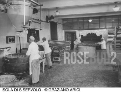 Caption: Nome:..MANICOMIO DI SAN SERVOLO:PANIFICIO....Localizzazione:..VENEZIA / ISOLA DI SAN SERVOLO / LAGUNA SUD..VENICE / THE ISLE OF SAN SERVOLO  / THE SOUTH LAGOON..Soggetto:..MANICOMIO DI SAN SERVOLO ..Cronologia:..SECOLO XX INIZIO / 193?..XXth CENTURY / 193?..Autore:......Stile:......Editori Stampatori:......Committenza:......Materia e Tecnica:......Collocazione:......Note:..DAL 1734 DIVENNE RICOVERO PER MALATTIE MENTALI FINO AL 1979 / DAL1982 OSPITA LA SCUOLA EUROPEA DI ONCOLOGIA E IL CENTRO EUROPEO PER RESTAURATORI / DAL 1996 E SEDE DELLA VENICE INTERNATIONAL UNIVERSITY / RIUSO..FROM 1734 TO 1979 IT WAS USED AS A MENTAL HOSPITAL / IN 1982  IT BECAME THE SEAT OF EUROPEAN SCHOOL OF ONCOLOGY  AND  OF THE EUROPEAN  CENTRE FOR RESTORERS / IN 1996 IT BECAME THE SEAT OF THE VENICE INTERNATIONAL UNIVERSITY /  RE-USE..Riproduzione Fotografica:..O. BERTANI....Copyright:..FONDAZIONE SAN SERVOLO-IRSEC/....Data:..193?....Costo:..A....Key:..ISOLE ABBANDONATE..UNINHABITED ISLANDS