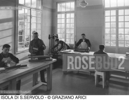 Caption: Nome:..MANICOMIO DI SAN SERVOLO: RILEGATORIA....Localizzazione:..VENEZIA / ISOLA DI SAN SERVOLO / LAGUNA SUD..VENICE / THE ISLE OF SAN SERVOLO  / THE SOUTH LAGOON..Soggetto:..MANICOMIO DI SAN SERVOLO ..Cronologia:..SECOLO XX INIZIO / 193?..XXth CENTURY / 193?..Autore:......Stile:......Editori Stampatori:......Committenza:......Materia e Tecnica:......Collocazione:......Note:..DAL 1734 DIVENNE RICOVERO PER MALATTIE MENTALI FINO AL 1979 / DAL1982 OSPITA LA SCUOLA EUROPEA DI ONCOLOGIA E IL CENTRO EUROPEO PER RESTAURATORI / DAL 1996 E SEDE DELLA VENICE INTERNATIONAL UNIVERSITY / RIUSO..FROM 1734 TO 1979 IT WAS USED AS A MENTAL HOSPITAL / IN 1982  IT BECAME THE SEAT OF EUROPEAN SCHOOL OF ONCOLOGY  AND  OF THE EUROPEAN  CENTRE FOR RESTORERS / IN 1996 IT BECAME THE SEAT OF THE VENICE INTERNATIONAL UNIVERSITY /  RE-USE..Riproduzione Fotografica:..O. BERTANI....Copyright:..FONDAZIONE SAN SERVOLO-IRSEC/....Data:..193?....Costo:..A....Key:..ISOLE ABBANDONATE..UNINHABITED ISLANDS