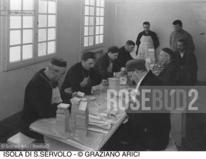 Caption: Nome:..MANICOMIO DI SAN SERVOLO: LABORATORI ....Localizzazione:..VENEZIA / ISOLA DI SAN SERVOLO / LAGUNA SUD..VENICE / THE ISLE OF SAN SERVOLO  / THE SOUTH LAGOON..Soggetto:..MANICOMIO DI SAN SERVOLO ..Cronologia:..SECOLO XX INIZIO / 193?..XXth CENTURY / 193?..Autore:......Stile:......Editori Stampatori:......Committenza:......Materia e Tecnica:......Collocazione:......Note:..DAL 1734 DIVENNE RICOVERO PER MALATTIE MENTALI FINO AL 1979 / DAL1982 OSPITA LA SCUOLA EUROPEA DI ONCOLOGIA E IL CENTRO EUROPEO PER RESTAURATORI / DAL 1996 E SEDE DELLA VENICE INTERNATIONAL UNIVERSITY / RIUSO..FROM 1734 TO 1979 IT WAS USED AS A MENTAL HOSPITAL / IN 1982  IT BECAME THE SEAT OF EUROPEAN SCHOOL OF ONCOLOGY  AND  OF THE EUROPEAN  CENTRE FOR RESTORERS / IN 1996 IT BECAME THE SEAT OF THE VENICE INTERNATIONAL UNIVERSITY /  RE-USE..Riproduzione Fotografica:..O. BERTANI....Copyright:..FONDAZIONE SAN SERVOLO-IRSEC/....Data:..193?....Costo:..A....Key:..ISOLE ABBANDONATE..UNINHABITED ISLANDS