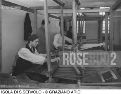 Caption: Nome:..MANICOMIO DI SAN SERVOLO: LABORATORI DI TESSITURA AL TELAIO....Localizzazione:..VENEZIA / ISOLA DI SAN SERVOLO / LAGUNA SUD..VENICE / THE ISLE OF SAN SERVOLO  / THE SOUTH LAGOON..Soggetto:..MANICOMIO DI SAN SERVOLO ..Cronologia:..SECOLO XX INIZIO / 193?..XXth CENTURY / 193?..Autore:......Stile:......Editori Stampatori:......Committenza:......Materia e Tecnica:......Collocazione:......Note:..DAL 1734 DIVENNE RICOVERO PER MALATTIE MENTALI FINO AL 1979 / DAL1982 OSPITA LA SCUOLA EUROPEA DI ONCOLOGIA E IL CENTRO EUROPEO PER RESTAURATORI / DAL 1996 E SEDE DELLA VENICE INTERNATIONAL UNIVERSITY / RIUSO..FROM 1734 TO 1979 IT WAS USED AS A MENTAL HOSPITAL / IN 1982  IT BECAME THE SEAT OF EUROPEAN SCHOOL OF ONCOLOGY  AND  OF THE EUROPEAN  CENTRE FOR RESTORERS / IN 1996 IT BECAME THE SEAT OF THE VENICE INTERNATIONAL UNIVERSITY /  RE-USE..Riproduzione Fotografica:..O. BERTANI....Copyright:..FONDAZIONE SAN SERVOLO-IRSEC/....Data:..193?....Costo:..A....Key:..ISOLE ABBANDONATE..UNINHABITED ISLANDS