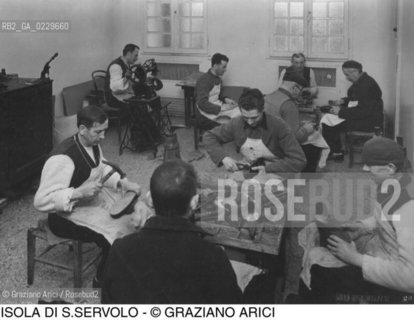 Caption: Nome:..MANICOMIO DI SAN SERVOLO: LABORATORI DI CALZOLAI..Localizzazione:..VENEZIA / ISOLA DI SAN SERVOLO / LAGUNA SUD..VENICE / THE ISLE OF SAN SERVOLO  / THE SOUTH LAGOON..Soggetto:..MANICOMIO DI SAN SERVOLO ..Cronologia:..SECOLO XX INIZIO / 193?..XXth CENTURY / 193?..Autore:......Stile:......Editori Stampatori:......Committenza:......Materia e Tecnica:......Collocazione:......Note:..DAL 1734 DIVENNE RICOVERO PER MALATTIE MENTALI FINO AL 1979 / DAL1982 OSPITA LA SCUOLA EUROPEA DI ONCOLOGIA E IL CENTRO EUROPEO PER RESTAURATORI / DAL 1996 E SEDE DELLA VENICE INTERNATIONAL UNIVERSITY / RIUSO..FROM 1734 TO 1979 IT WAS USED AS A MENTAL HOSPITAL / IN 1982  IT BECAME THE SEAT OF EUROPEAN SCHOOL OF ONCOLOGY  AND  OF THE EUROPEAN  CENTRE FOR RESTORERS / IN 1996 IT BECAME THE SEAT OF THE VENICE INTERNATIONAL UNIVERSITY /  RE-USE..Riproduzione Fotografica:..O. BERTANI....Copyright:..FONDAZIONE SAN SERVOLO-IRSEC/....Data:..193?....Costo:..A....Key:..ISOLE ABBANDONATE..UNINHABITED ISLANDS