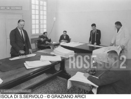 Caption: Nome:..MANICOMIO DI SAN SERVOLO: SARTORIA....Localizzazione:..VENEZIA / ISOLA DI SAN SERVOLO / LAGUNA SUD..VENICE / THE ISLE OF SAN SERVOLO  / THE SOUTH LAGOON..Soggetto:..MANICOMIO DI SAN SERVOLO ..Cronologia:..SECOLO XX INIZIO / 193?..XXth CENTURY / 193?..Autore:......Stile:......Editori Stampatori:......Committenza:......Materia e Tecnica:......Collocazione:......Note:..DAL 1734 DIVENNE RICOVERO PER MALATTIE MENTALI FINO AL 1979 / DAL1982 OSPITA LA SCUOLA EUROPEA DI ONCOLOGIA E IL CENTRO EUROPEO PER RESTAURATORI / DAL 1996 E SEDE DELLA VENICE INTERNATIONAL UNIVERSITY / RIUSO..FROM 1734 TO 1979 IT WAS USED AS A MENTAL HOSPITAL / IN 1982  IT BECAME THE SEAT OF EUROPEAN SCHOOL OF ONCOLOGY  AND  OF THE EUROPEAN  CENTRE FOR RESTORERS / IN 1996 IT BECAME THE SEAT OF THE VENICE INTERNATIONAL UNIVERSITY /  RE-USE..Riproduzione Fotografica:..O. BERTANI....Copyright:..FONDAZIONE SAN SERVOLO-IRSEC/....Data:..193?....Costo:..A....Key:..ISOLE ABBANDONATE..UNINHABITED ISLANDS