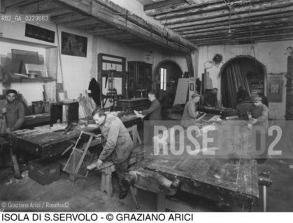 Caption: Nome:..MANICOMIO DI SAN SERVOLO: LABORATORI DI FALEGNAMERIA....Localizzazione:..VENEZIA / ISOLA DI SAN SERVOLO / LAGUNA SUD..VENICE / THE ISLE OF SAN SERVOLO  / THE SOUTH LAGOON..Soggetto:..MANICOMIO DI SAN SERVOLO ..Cronologia:..SECOLO XX INIZIO / 193?..XXth CENTURY / 193?..Autore:......Stile:......Editori Stampatori:......Committenza:......Materia e Tecnica:......Collocazione:......Note:..DAL 1734 DIVENNE RICOVERO PER MALATTIE MENTALI FINO AL 1979 / DAL1982 OSPITA LA SCUOLA EUROPEA DI ONCOLOGIA E IL CENTRO EUROPEO PER RESTAURATORI / DAL 1996 E SEDE DELLA VENICE INTERNATIONAL UNIVERSITY / RIUSO..FROM 1734 TO 1979 IT WAS USED AS A MENTAL HOSPITAL / IN 1982  IT BECAME THE SEAT OF EUROPEAN SCHOOL OF ONCOLOGY  AND  OF THE EUROPEAN  CENTRE FOR RESTORERS / IN 1996 IT BECAME THE SEAT OF THE VENICE INTERNATIONAL UNIVERSITY /  RE-USE..Riproduzione Fotografica:..O. BERTANI....Copyright:..FONDAZIONE SAN SERVOLO-IRSEC/....Data:..193?....Costo:..A....Key:..ISOLE ABBANDONATE..UNINHABITED ISLANDS