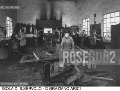 Caption: Nome:..MANICOMIO DI SAN SERVOLO: OFFICINA..Localizzazione:..VENEZIA / ISOLA DI SAN SERVOLO / LAGUNA SUD..VENICE / THE ISLE OF SAN SERVOLO  / THE SOUTH LAGOON..Soggetto:..MANICOMIO DI SAN SERVOLO ..Cronologia:..SECOLO XX INIZIO / 193?..XXth CENTURY / 193?..Autore:......Stile:......Editori Stampatori:......Committenza:......Materia e Tecnica:......Collocazione:......Note:..DAL 1734 DIVENNE RICOVERO PER MALATTIE MENTALI FINO AL 1979 / DAL1982 OSPITA LA SCUOLA EUROPEA DI ONCOLOGIA E IL CENTRO EUROPEO PER RESTAURATORI / DAL 1996 E SEDE DELLA VENICE INTERNATIONAL UNIVERSITY / RIUSO..FROM 1734 TO 1979 IT WAS USED AS A MENTAL HOSPITAL / IN 1982  IT BECAME THE SEAT OF EUROPEAN SCHOOL OF ONCOLOGY  AND  OF THE EUROPEAN  CENTRE FOR RESTORERS / IN 1996 IT BECAME THE SEAT OF THE VENICE INTERNATIONAL UNIVERSITY /  RE-USE..Riproduzione Fotografica:..O. BERTANI....Copyright:..FONDAZIONE SAN SERVOLO-IRSEC/....Data:..193?....Costo:..A....Key:..ISOLE ABBANDONATE..UNINHABITED ISLANDS