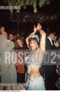 Caption: Localizzazione:..VENEZIA..Oggetto:..Soggetto:..FESTA DI CARNEVALE IN UN PALAZZO / MASCHERE BRUNO TOSI..Cronologia: ....Definizione Culturale:..   Autore: ....   Stile:....   Editori/Stampatori:..   Committenza:..Materia e Tecnica:....Collocazione:..Note:....Riproduzione Fotografica:..Graziano Arici/Rosebud2 .Copyright:..Graziano Arici/Rosebud2 .Data:..1986..Costo:..A