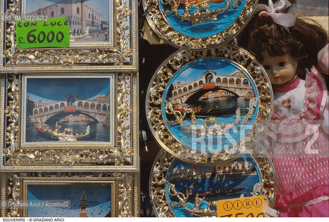 Caption: Localizzazione:..VENEZIA..Oggetto:..Soggetto:..SOUVENIRS KITSCH ..Cronologia: ..Definizione Culturale:..   Autore: ..   Stile: ..   Editori/Stampatori:..   Committenza:..Materia e Tecnica:..Collocazione:..Note:..TURISMO ..Riproduzione Fotografica:..Copyright:..Graziano Arici/Rosebud2 .Data:..1990..Costo:..A