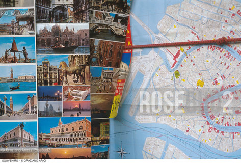 Caption: Localizzazione:..VENEZIA..Oggetto:..Soggetto:..SOUVENIRS KITSCH ..Cronologia: ..Definizione Culturale:..   Autore: ..   Stile: ..   Editori/Stampatori:..   Committenza:..Materia e Tecnica:..Collocazione:..Note:..TURISMO ..Riproduzione Fotografica:..Copyright:..Graziano Arici/Rosebud2 .Data:..1990..Costo:..A