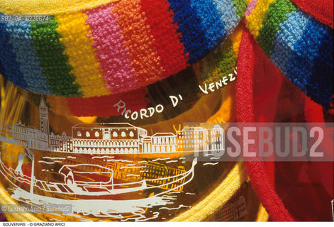 Caption: Localizzazione:..VENEZIA..Oggetto:..Soggetto:..SOUVENIRS KITSCH / GONDOLA..Cronologia: ..Definizione Culturale:..   Autore: ..   Stile: ..   Editori/Stampatori:..   Committenza:..Materia e Tecnica:..Collocazione:..Note:..TURISMO ..Riproduzione Fotografica:..Copyright:..Graziano Arici/Rosebud2 .Data:..1990..Costo:..A