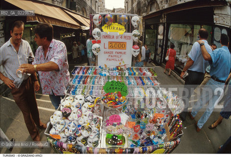 Caption: Localizzazione:..VENEZIA / RIALTO..Oggetto:..Soggetto:..SOUVENIRS VETRO MURANO..Cronologia: ..Definizione Culturale:..   Autore: ..   Stile: ..   Editori/Stampatori:..   Committenza:..Materia e Tecnica:..Collocazione:..Note:..TURISMO ..Riproduzione Fotografica:..Copyright:..Graziano Arici/Rosebud2 .Data:..1990..Costo:..A