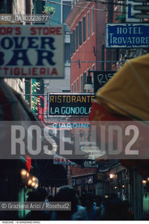 Caption: Localizzazione:..VENEZIA / CASTELLO..Oggetto:..Soggetto:..INSEGNE TURISTICHE IN CALLE DELLE RAZZE / NEON..Cronologia: ..Definizione Culturale:..   Autore: ..   Stile: ..   Editori/Stampatori:..   Committenza:..Materia e Tecnica:..Collocazione:..Note:..TURISMO DEGRADO URBANO..Riproduzione Fotografica:..Copyright:..Graziano Arici/Rosebud2 .Data:..1994..Costo:..A