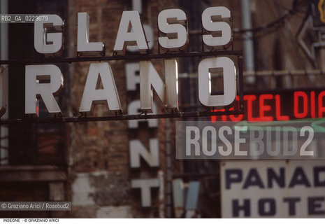 Caption: Localizzazione:..VENEZIA / CASTELLO..Oggetto:..Soggetto:..INSEGNE TURISTICHE IN CALLE DELLE RAZZE / NEON..Cronologia: ..Definizione Culturale:..   Autore: ..   Stile: ..   Editori/Stampatori:..   Committenza:..Materia e Tecnica:..Collocazione:..Note:..TURISMO DEGRADO URBANO..Riproduzione Fotografica:..Copyright:..Graziano Arici/Rosebud2 .Data:..1994..Costo:..A