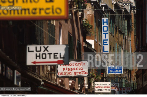 Caption: Localizzazione:..VENEZIA / CASTELLO..Oggetto:..Soggetto:..INSEGNE TURISTICHE IN CALLE DELLE RAZZE / NEON..Cronologia: ..Definizione Culturale:..   Autore: ..   Stile: ..   Editori/Stampatori:..   Committenza:..Materia e Tecnica:..Collocazione:..Note:..TURISMO DEGRADO URBANO..Riproduzione Fotografica:..Copyright:..Graziano Arici/Rosebud2 .Data:..1994..Costo:..A