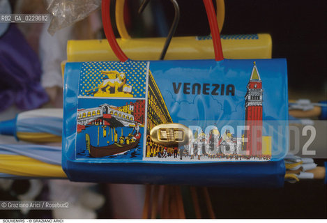 Caption: Localizzazione:..VENEZIA..Oggetto:..Soggetto:..SOUVENIRS KITSCH / GONDOLA..Cronologia: ..Definizione Culturale:..   Autore: ..   Stile: ..   Editori/Stampatori:..   Committenza:..Materia e Tecnica:..Collocazione:..Note:..TURISMO ..Riproduzione Fotografica:..Copyright:..Graziano Arici/Rosebud2 .Data:..1990..Costo:..A