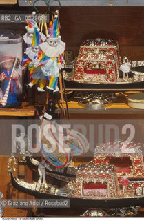 Caption: Localizzazione:..VENEZIA..Oggetto:..Soggetto:..SOUVENIRS KITSCH / GONDOLA..Cronologia: ..Definizione Culturale:..   Autore: ..   Stile: ..   Editori/Stampatori:..   Committenza:..Materia e Tecnica:..Collocazione:..Note:..TURISMO ..Riproduzione Fotografica:..Copyright:..Graziano Arici/Rosebud2 .Data:..1990..Costo:..A