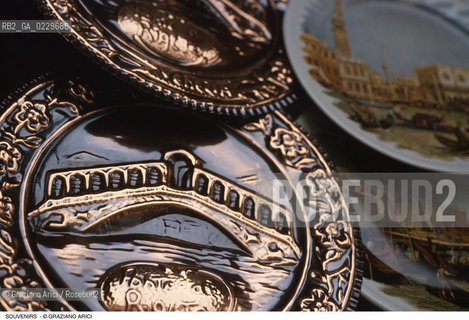 Caption: Localizzazione:..VENEZIA..Oggetto:..Soggetto:..SOUVENIRS KITSCH / PONTE DI RIALTO..Cronologia: ..Definizione Culturale:..   Autore: ..   Stile: ..   Editori/Stampatori:..   Committenza:..Materia e Tecnica:..Collocazione:..Note:..TURISMO ..Riproduzione Fotografica:..Copyright:..Graziano Arici/Rosebud2 .Data:..1990..Costo:..A