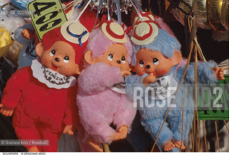 Caption: Localizzazione:..VENEZIA..Oggetto:..Soggetto:..SOUVENIRS KITSCH / ..Cronologia: ..Definizione Culturale:..   Autore: ..   Stile: ..   Editori/Stampatori:..   Committenza:..Materia e Tecnica:..Collocazione:..Note:..TURISMO ..Riproduzione Fotografica:..Copyright:..Graziano Arici/Rosebud2 .Data:..1990..Costo:..A