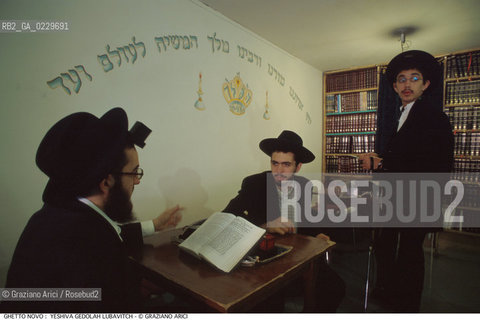 Nome:..GHETTO NOVO :  YESHIVA GEDOLAH LUBAVITCH..SCUOLA RABBINICA..Localizzazione:..VENEZIA / CANNAREGIO / GHETTO NOVO..VENICE / CANNAREGIO  / GHETTO NOVO  ..Soggetto:..TEFFILIN / TALLETH  / LIBRI / PREGHIERA..Cronologia:..Autore:..Stile:..Editori Stampatori:..Committenza:..Materia e Tecnica:..Collocazione:..Note:..Riproduzione Fotografica:..Graziano Arici/Rosebud2  ..Copyright:..Graziano Arici/Rosebud2/  ..Data:..2000..Costo:..A